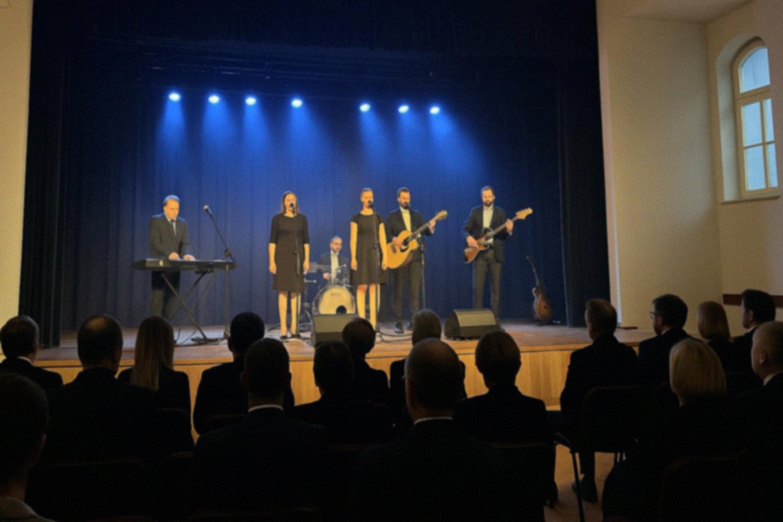 Spektakl plenerowy „Poza Czasem” w Oławie – Teatr Akt